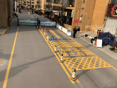 小區(qū)大門口劃消防線